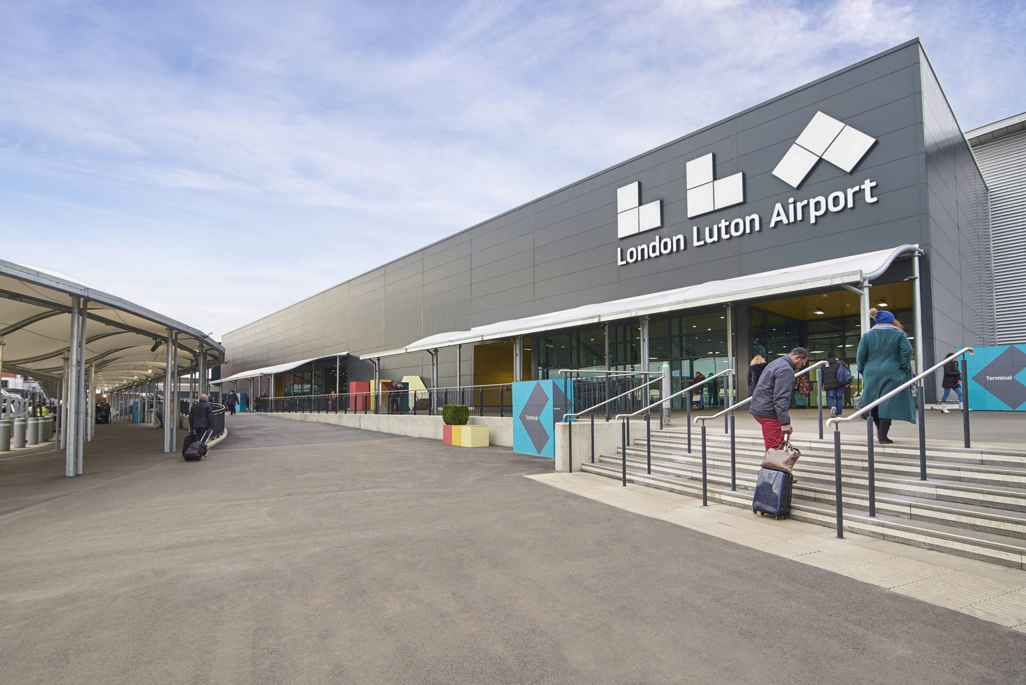 Navigating Luton A Comprehensive Guide on How to Pick Someone Up from Luton Airport – Facts 