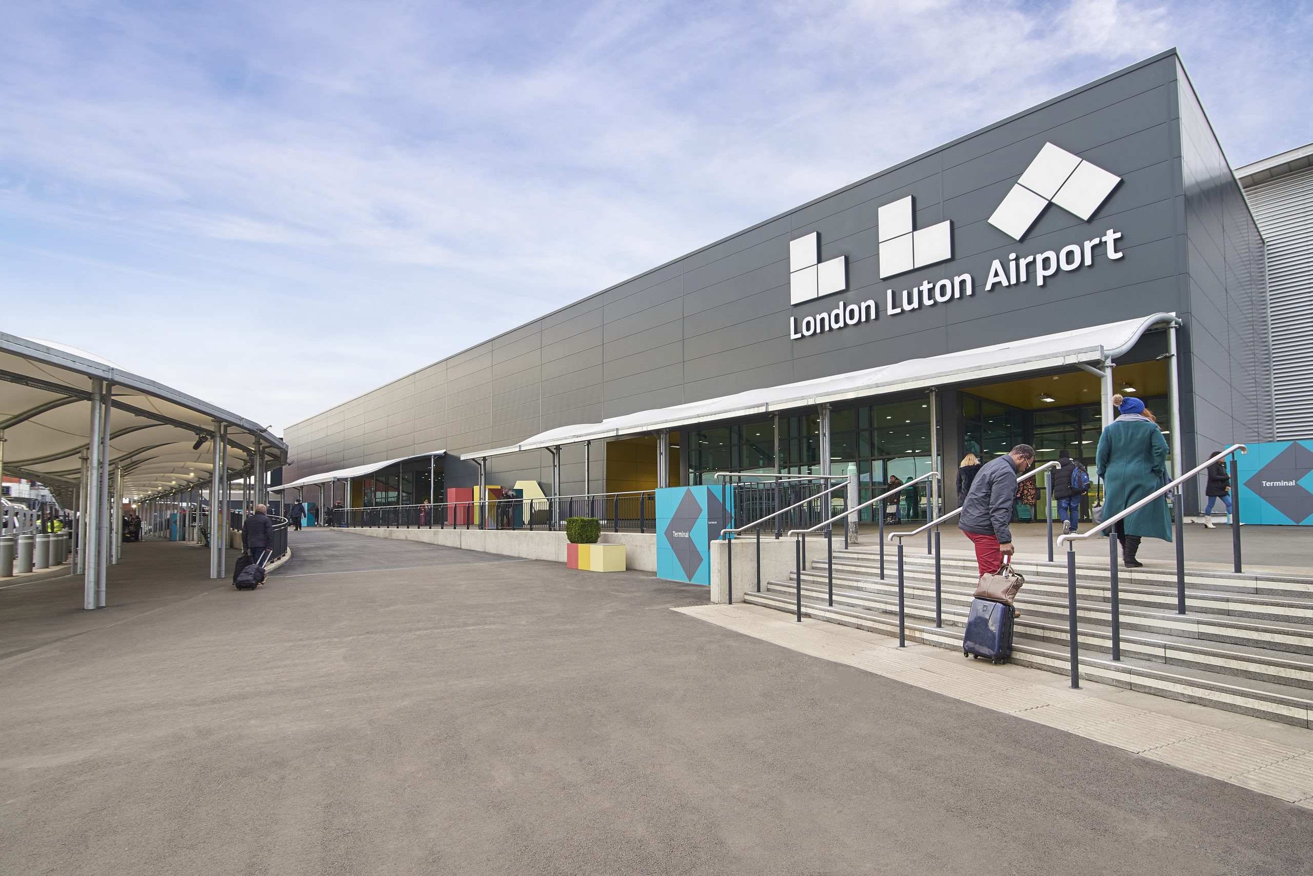 Navigating Luton A Comprehensive Guide on How to Pick Someone Up from Luton Airport